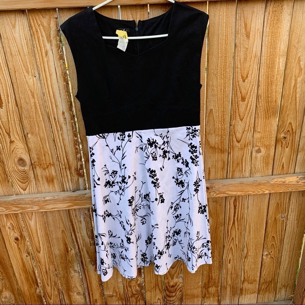 Gorgeous black top floral bottom dress 50’s style size xl zip up
